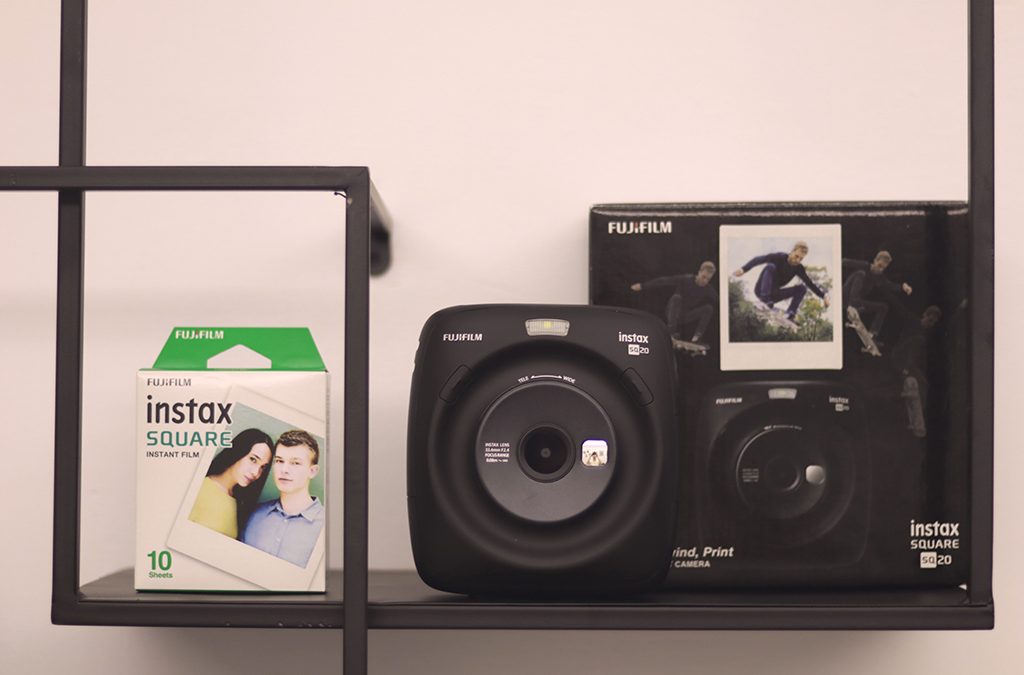富士 Instax Square SQ20 開箱，智能螢幕挑選照片，濾鏡、亮度輕鬆調整！